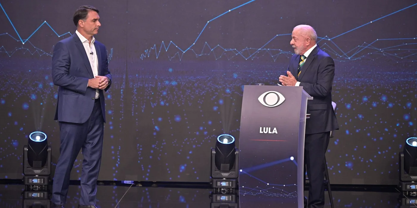 Lula e Flávio Bolsonaro durante o debate da Band, em 18 de outubro de 2026.