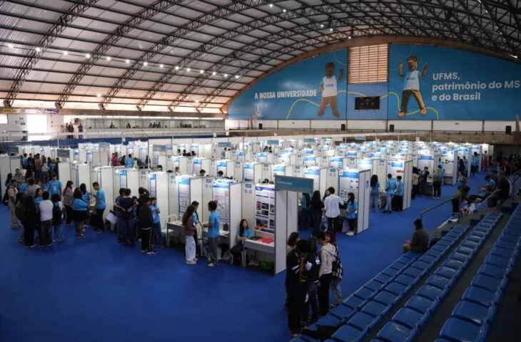 Participação de estudantes na feira científica. Imagem de arquivo divulgada pela Fundect.