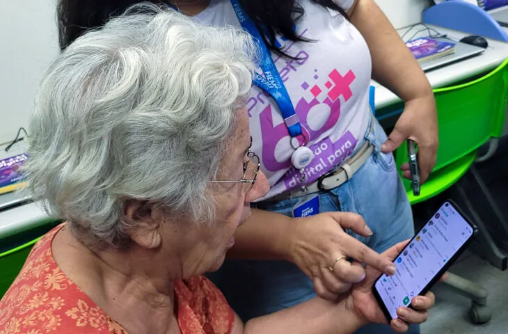 Oficina de inclusão digital para pessoas idosas do Projeto 60+ do Sesi.